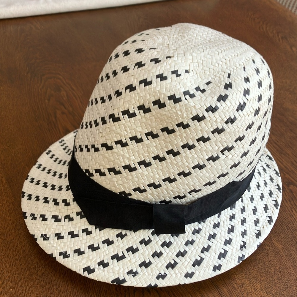 Scala Pronto straw hat, black/white. Black bow trim. Inside:cinch up adjust CUTE